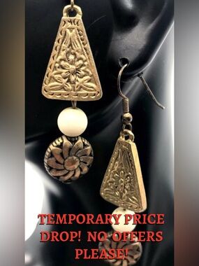 VINTAGE 1980'S CARVED FLORAL GOLD TONE WITH CREAM BEAD DANGLE EARRINGS